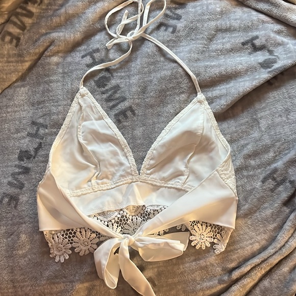 white shein crop top only wore once but it was too big - Picture 2 of 2